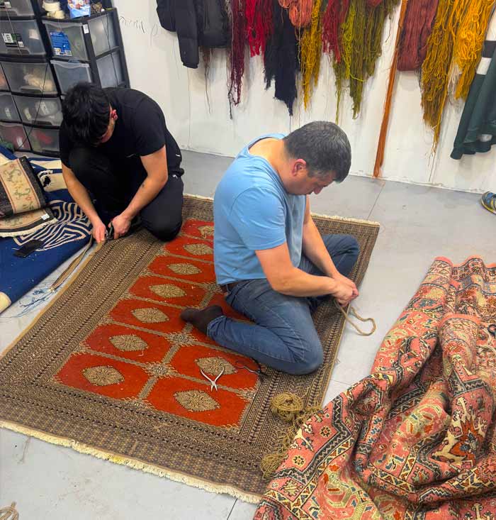 L’Atelier d’Édouard : Spécialistes en nettoyage, restauration de tapis, achat et vente de tapis depuis deux générations dans toute la France.  Nettoyage de tapis, ravivement des couleurs ... dans toute la France. Artisanat et Savoir-Faire au Service de Vos Tapis : Nettoyage de tapis : dépoussiérage en profondeur, fixation des couleurs des tapis anciens, nettoyage artisanal à la main, désinfection naturelle, séchage contrôlé, inspection finale du tapis. Restauration et réparation de tapis : Réparation des lisières, restauration des franges, traitement des trames. Traitement anti-insectes de vos tapis . Intervention dans toute la France